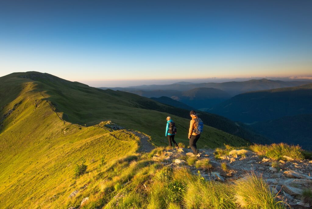 Zwei Wanderer auf einem Bergweg in den Nockbergen